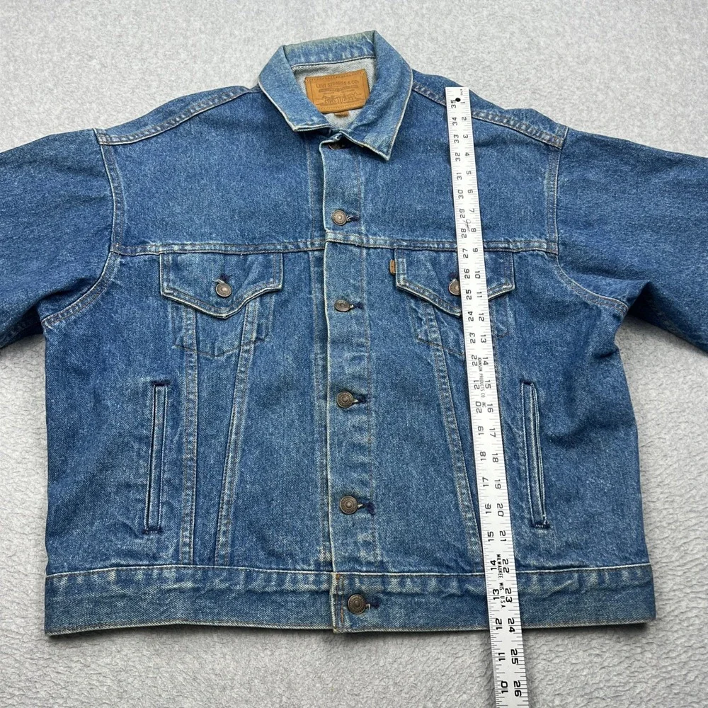 Levis measuring blue